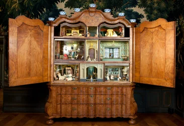 Gabinete de casa de muñecas hecho por Sara Ploos van Amstel (m.1760) 1743