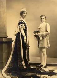 La duquesa Evelyn y Michael Baillie en la coronación de Jorge VI, por Speight Ltd