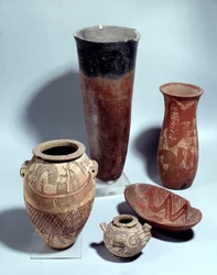 Antigüedad egipcia: diferentes tipos de jarrones de cerámica y terracota del período Nagada I