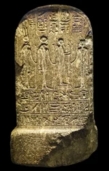 Antigüedad egipcia: estatua estelífera fragmentaria de Paser de rodillas, Nuevo Imperio