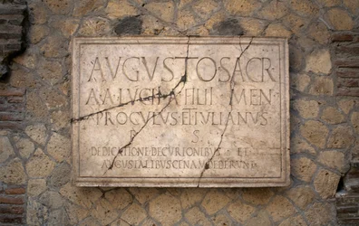 Epígrafe en mármol, colegio de Augustales, sitio arqueológico de Herculano (Lista del Patrimonio Mundial de la Unesco)