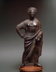 Civilización etrusca: "mujer joven". Escultura de bronce