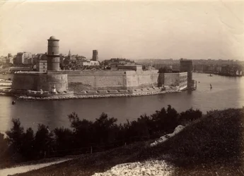 Vista exterior del Castillo de If (antigua prisión construida entre 1527 y 1529) en la bahía de Marsella, Bocas del Ródano (13), cenotipo de principios del siglo XX.