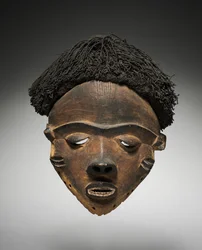 Máscara de rostro femenino, Pende, principios de 1900