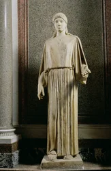 Figura femenina con peplos, griega