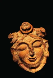 Cabeza femenina en terracota , Haryana periodo gupta Siglo V d.C.