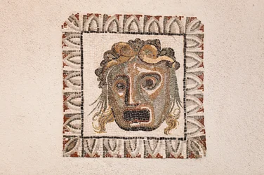 Mosaico de suelo del siglo I a. C. que representa una máscara de Dioniso, procedente de una villa romana cerca de la Via Ruffinella en Roma, Museo Nacional Romano (Museo Nazionale Romano), Roma, Italia