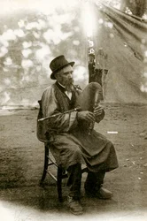 Folclore de Auvernia: músico tocando Chabrette, principios del siglo XX (fotografía en B/N)