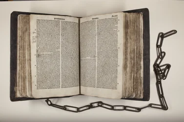 Biblia fundacional del Colegio de San Leonardo