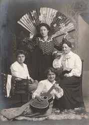 Cuatro señoras con trompa, guitarra y abanico, Francia, c.1920 (foto b/n)