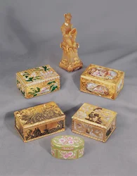 Cuatro cajas de rapé de oro esmaltado estilo Luis XV, Stroganoff, y caja de rapé de mono alemana