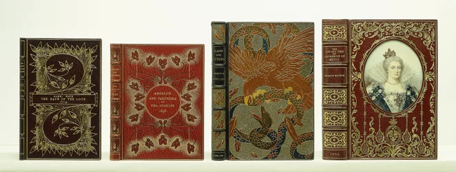 Cuatro cubiertas de libros con encuadernación de Riviere & Sons incluyendo "La Vida y Tiempos de Catalina de Médici"