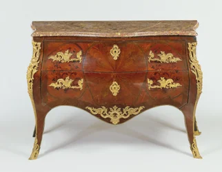 Cómoda serpentina francesa con monturas de bronce dorado y tapa de mármol, c.1740