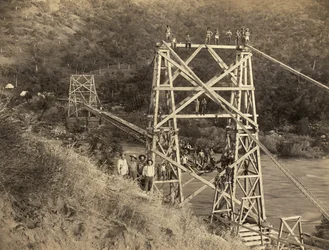 Fresno, California: 1890. Esta fotografía de C.C. Curtis muestra el puente Smith and Moore sobre el Kings River, que forma parte de una acequia construida por Hiram T. Smith y Austin D. Moore para transportar madera desde las Sierras para su compañía, la