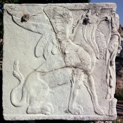 Urna funeraria con relieve tallado de un grifo (piedra)