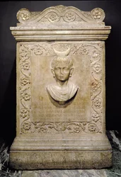 Estela funeraria de una niña de diez años llamada Julia Victorina, romana (mármol)