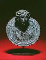 Applique repujada gala-romana con el busto de una mujer, siglo II-III d.C.