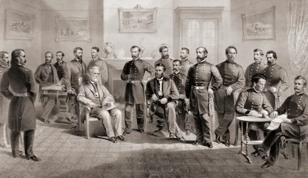 El General Ulysses S. Grant (sentado al centro derecha) y el General Robert E. Lee (sentado al centro izquierda) con sus respectivos estados mayores en el Palacio de Justicia de Appomattox, Virginia, donde el General Lee rindió el Ejército de Virginia del 