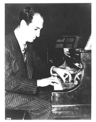 George Gershwin, compositor estadounidense, al piano, c.1935