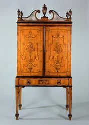 Gabinete Craven de Jorge III, madera de satén y marquetería, en soporte