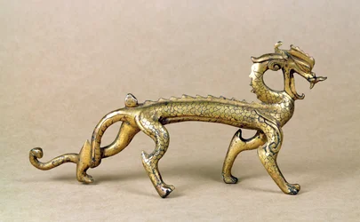 Dragón marino de bronce dorado, período de las seis dinastías