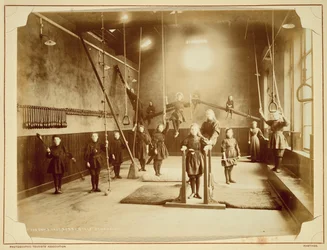 Gimnasio de niñas en la Institución de Sordos y Mudos, Derby