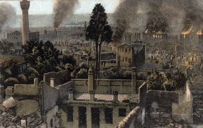 Grecia, Salónica (o Tesalónica): vista de la ciudad alta parcialmente quemada, probablemente durante el incendio de 1917 - Tarjeta postal 1914-1918