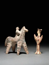 Caballo y jinete griegos, c. siglo VI a.C., y figura Psi micénica, c. siglo XIII a.C.