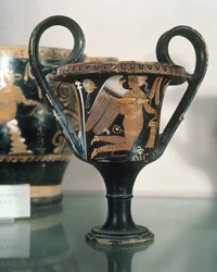 Jarrón griego, representando una figura alada, 350 a.C.