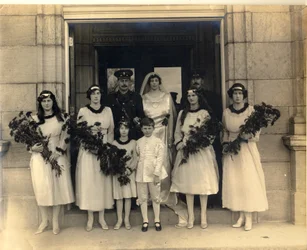 Fotografía de boda grupal de Lady Maud Cavendish y el Capitán Macintosh