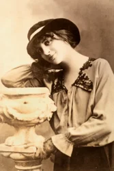 Retrato de medio cuerpo de una mujer joven.