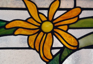 Vidriera artesanal con decoración floral, Roma, Lacio, Italia (detalle)