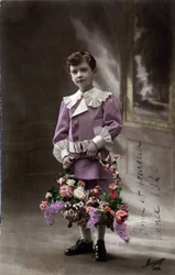 Tarjeta de felicitación de Año Nuevo: Un niño sosteniendo una canasta de flores - Postal de 1920