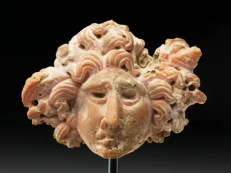 Cabeza de Medusa, de Bactria o Gandhara, siglo II-I a.C.