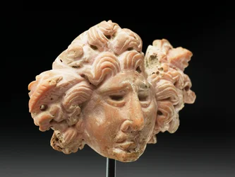 Cabeza de Medusa, de Bactria o Gandhara, siglo II-I a.C.