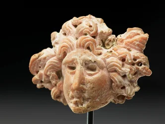 Cabeza de Medusa, de Bactria o Gandhara, siglo II-I a.C.