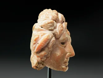 Cabeza de Medusa, de Bactria o Gandhara, siglo II-I a.C.