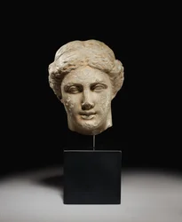 Cabeza de una diosa, período clásico, c. finales del siglo V - principios del siglo IV a.C.