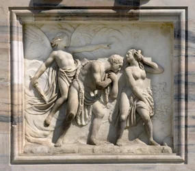 Alto relieve que representa a Adán y Eva expulsados del Paraíso por Carlo Maria Giudici. 1791. Catedral (dome o duomo) de Milán, Italia