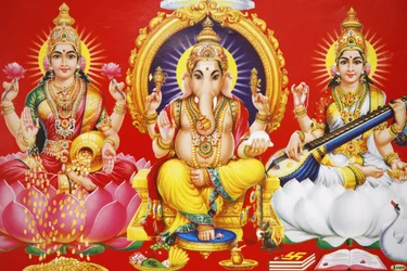 Diosa hindú Laxmi, dios Ganesh y diosa Saraswati (de izquierda a derecha), India