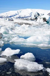 Témpanos y témpanos en la laguna del glaciar Jokulsarlon, Islandia (foto)