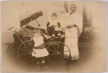 Ayah india con sus cargos europeos, c 1870