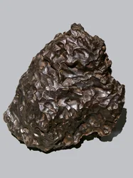 Meteorito de hierro (IIB). Caído en Sikhote-Alin (Rusia) en 1947. Escuela de Minas, París