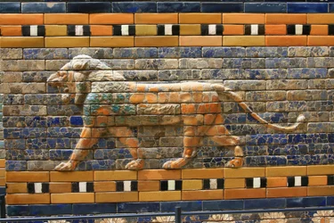 Puerta de Ishtar, originalmente perteneciente al Templo de Bel, construida en Babilonia (Irak) por el rey Nabucodonosor II - Puerta de Ishtar, detalle, Museo de Pérgamo, Isla de los Museos, Berlín, Alemania, Europa
