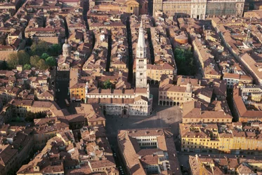 Italia, Emilia Romagna, Módena, vista aérea de la ciudad con la catedral