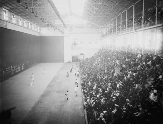 Jai alai es un deporte que involucra una pelota rebotada en un espacio amurallado acelerándola a altas velocidades con un dispositivo de mano (cesta)