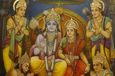 Templo hindú Jalaram Prathna, Leicester. Fresco. Ram, Sita con Lakshman a la derecha de Ram y Hanuman arrodillado, y devotos. Reino Unido