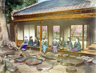Japón hacia 1890. Mujeres japonesas en un jardín. Fotografía coloreada a mano hacia 1890.