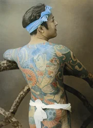 Hombre japonés con tatuajes, c. 1910 (foto) (véase también 398199)