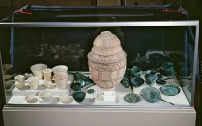 "Jarra con el Tesoro", c.2500-2400 a.C. (terracota, alabastro, cobre de Omán y piedra)